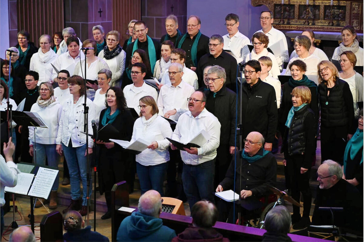 Zwei Chöre singen gemeinsam